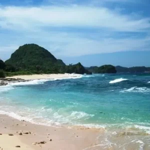 10 Pantai Menawan di Malang yang Wajib Dikunjungi, Surga Laut Biru dan Pasir Putih