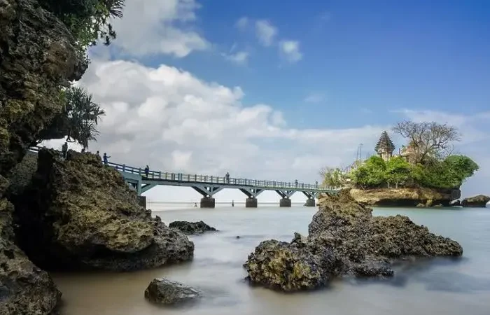 10 Pantai Terindah di Malang untuk Liburan yang Penuh Petualangan