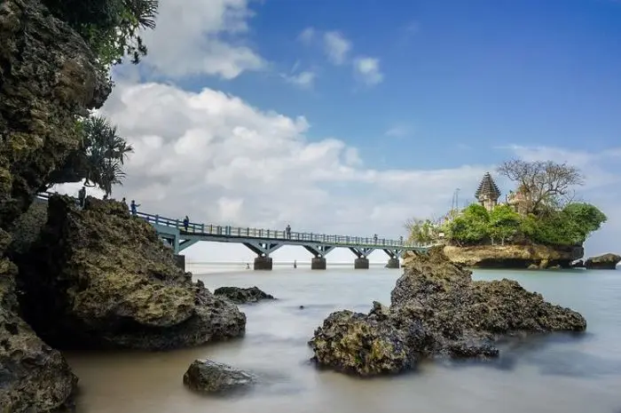 10 Pantai Terindah di Malang untuk Liburan yang Penuh Petualangan